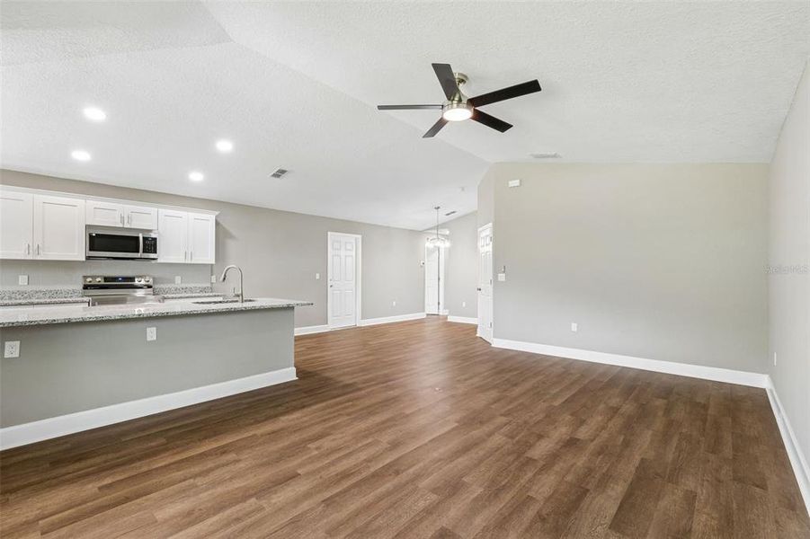 Spacious, unfurnished interior of a new home in , Lakeland (Image 31).