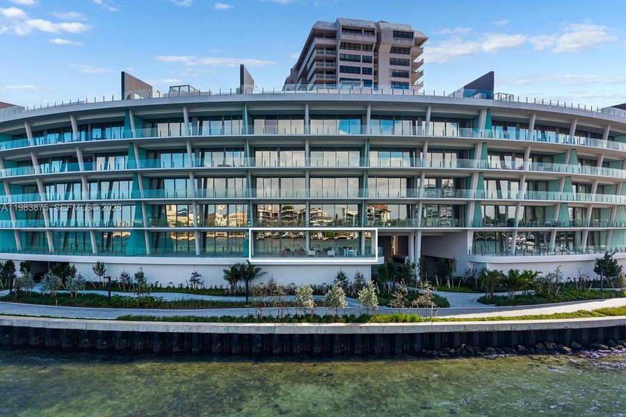 Condo located in Miami, FL showcasing its design and architecture (Image 4).