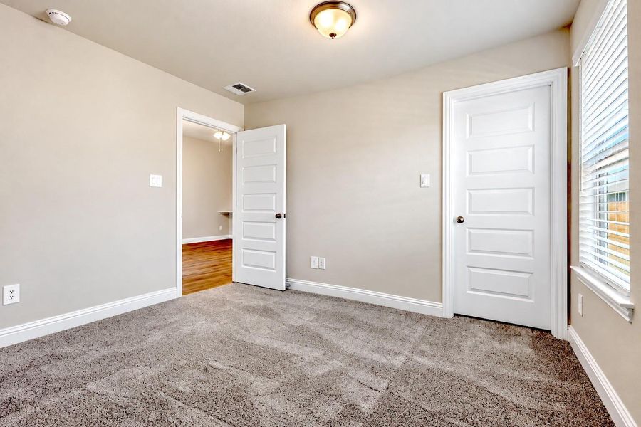 Spacious, unfurnished interior of a new home in Lago Mar, Texas City (Image 26).