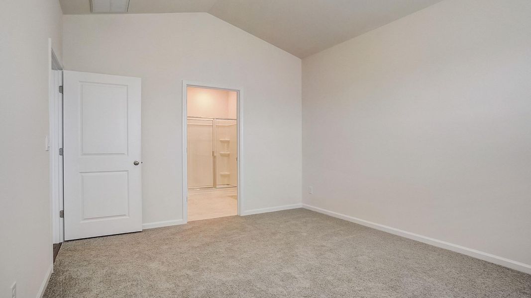Spacious, unfurnished interior of a new home in Rydele Heights, Asheville (Image 22).