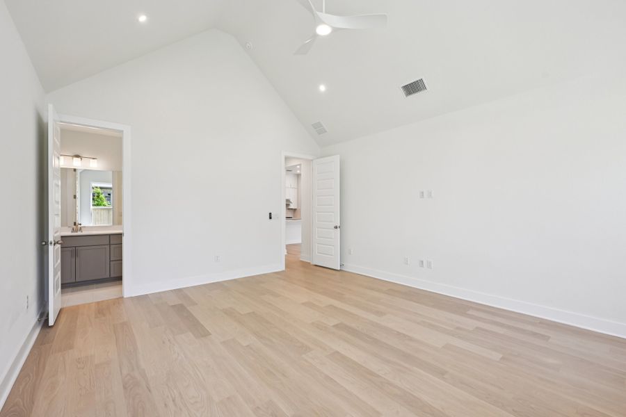 Spacious, unfurnished interior of a new home in Persimmon, Buda (Image 13).