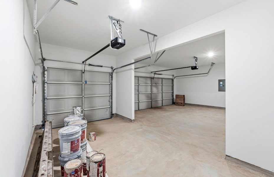 Spacious, unfurnished interior of a new home in Crescent Bluff, Georgetown (Image 28).