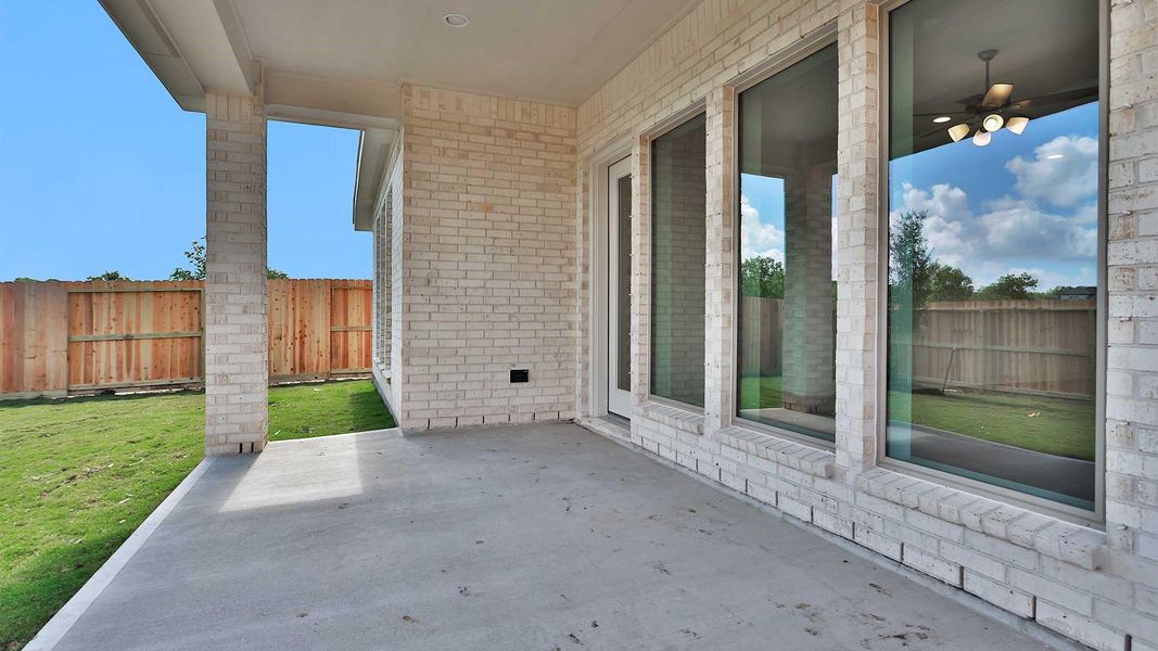 Exterior details and patio area of a home in Valencia, Manvel (Image 3).