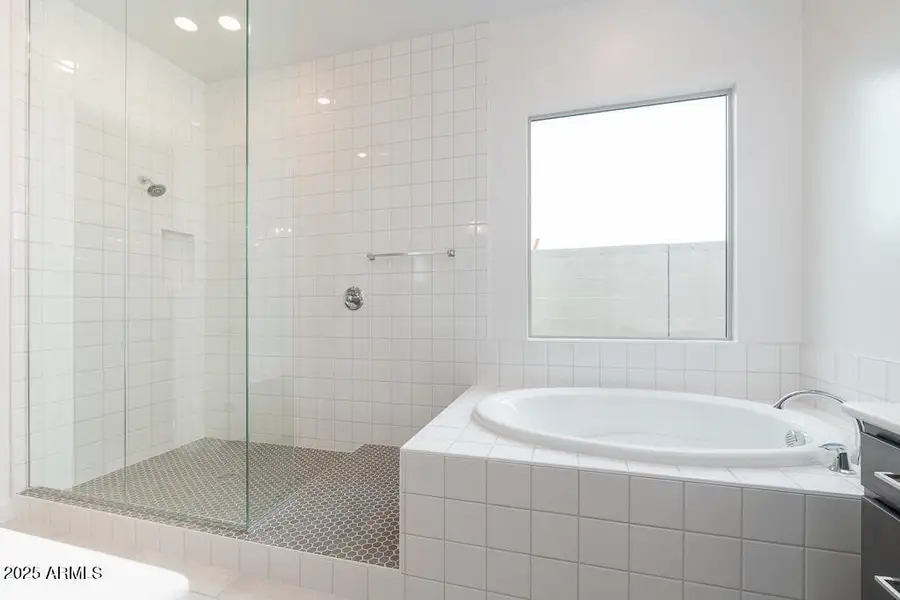 Tri Pointe Soleo 452 - Primary Bath-1ML