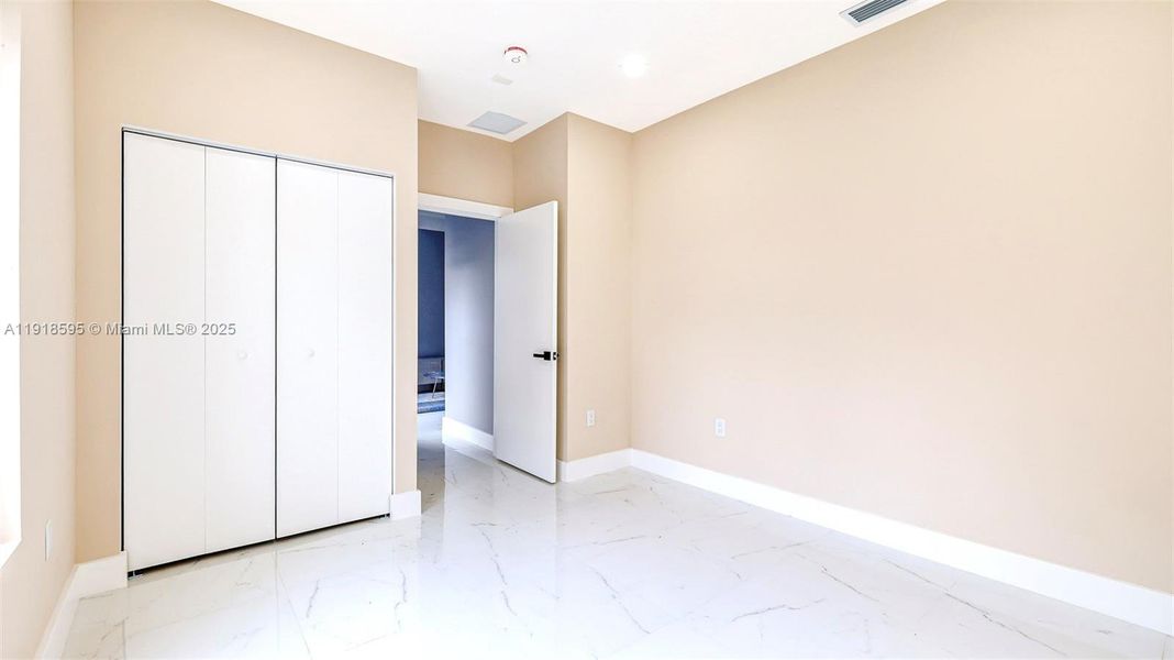 Spacious, unfurnished interior of a new home in , Fort Lauderdale (Image 13).