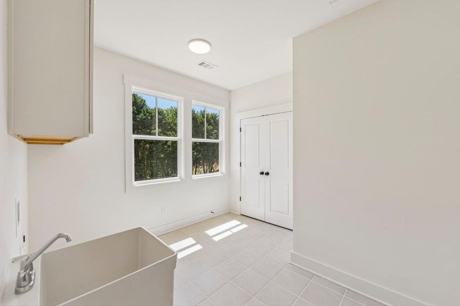 Spacious, unfurnished interior of a new home in White Post on Lake Lanier, Gainesville (Image 45).