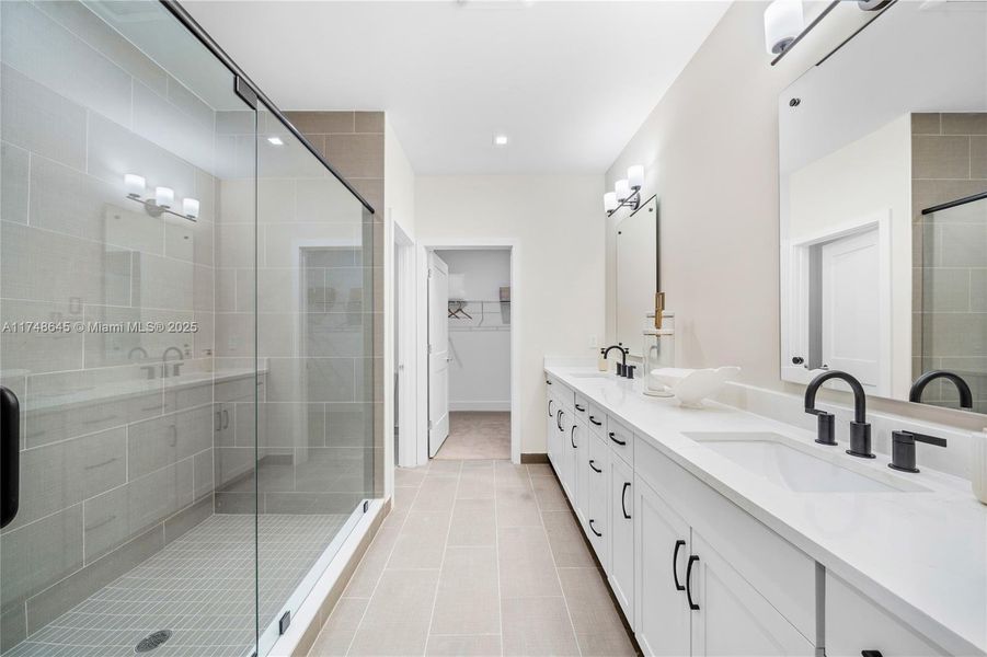 Spacious, unfurnished interior of a new home in , Fort Myers (Image 18).