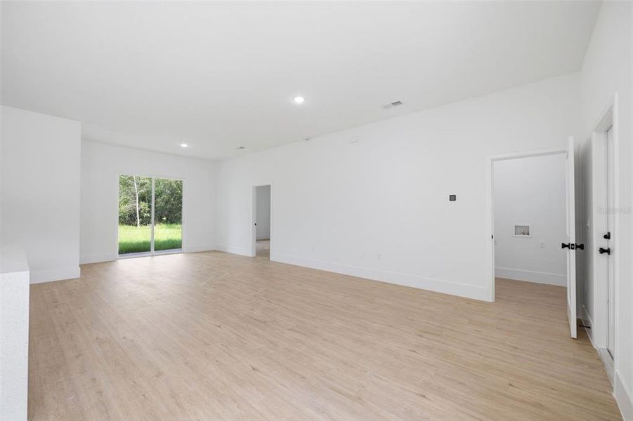 Spacious, unfurnished interior of a new home in , Ocala (Image 25).