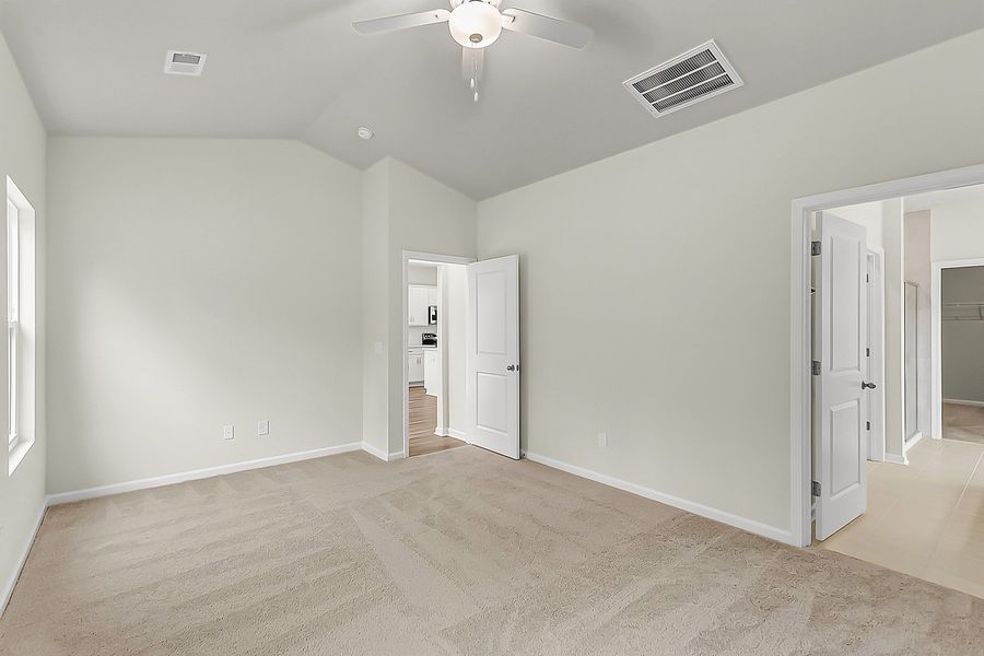 Spacious, unfurnished interior of a new home in Fairway Woods at Wyboo, Manning (Image 29).