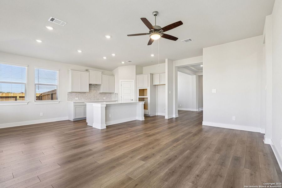 Spacious, unfurnished interior of a new home in Carmel Ranch, Schertz (Image 29).