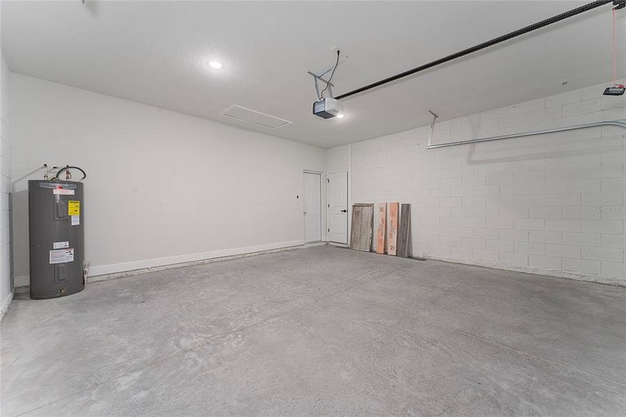 Spacious, unfurnished interior of a new home in , Ocala (Image 25).
