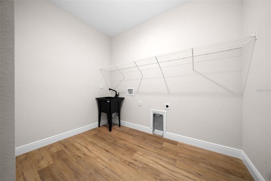 Furnished interior view inside a new home in , Dunnellon (Image 19).