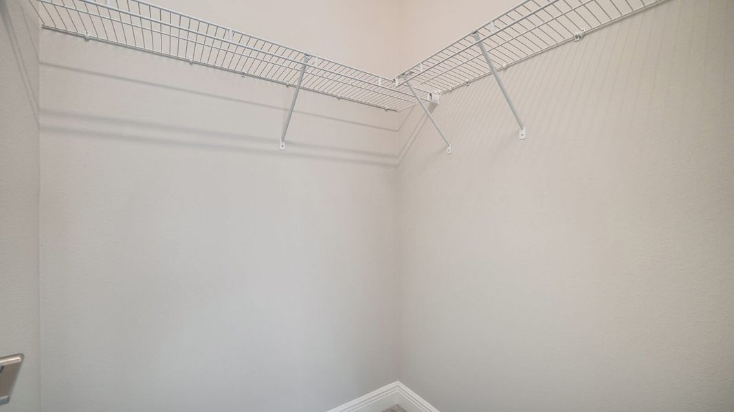Spacious, unfurnished interior of a new home in Windward, Sarasota (Image 30).