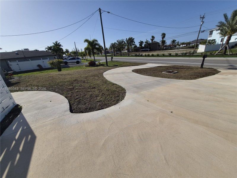 Community amenities in , Cape Coral (Image 19).
