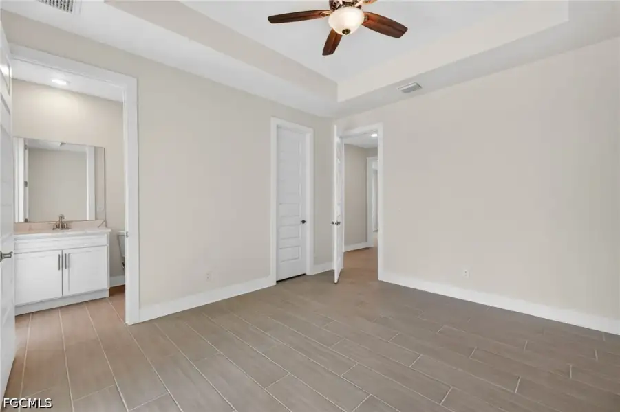 Spacious, unfurnished interior of a new home in Cape Coral, Cape Coral (Image 26).