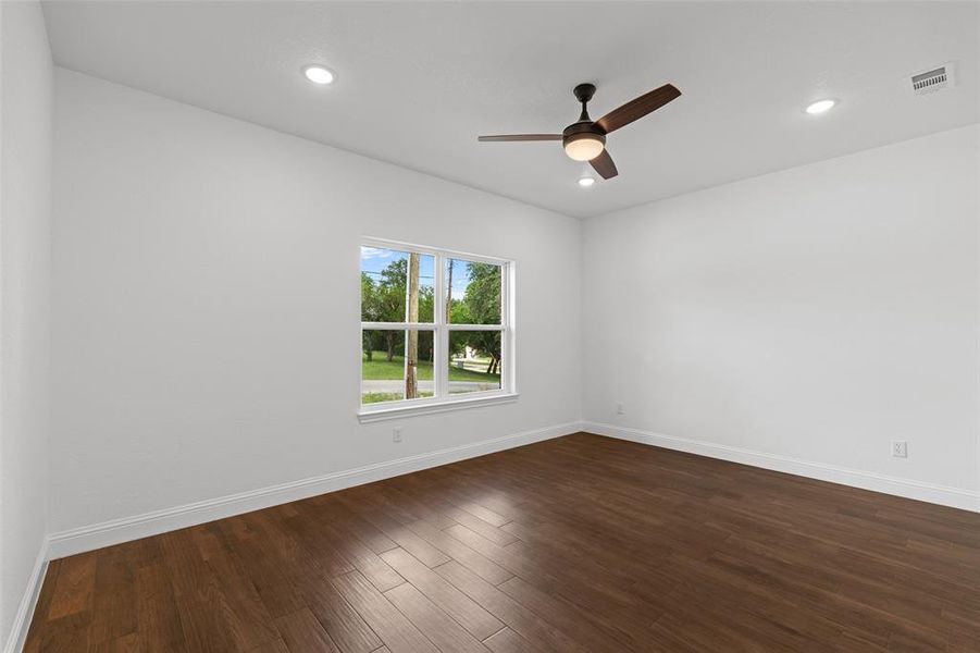 Spacious, unfurnished interior of a new home in , Granbury (Image 26).