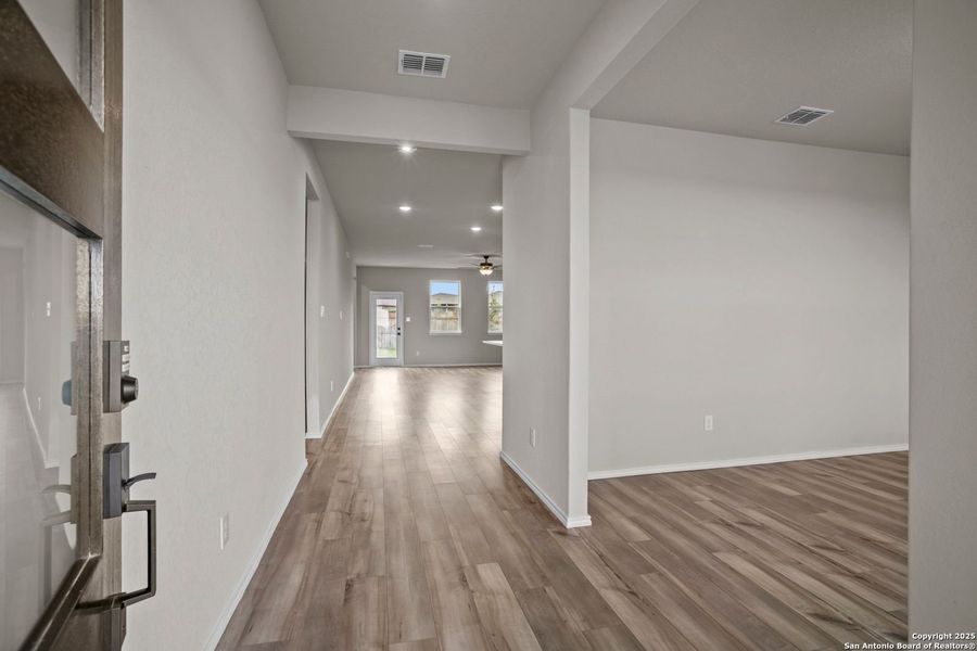 Spacious, unfurnished interior of a new home in Comanche Ridge, San Antonio (Image 15).