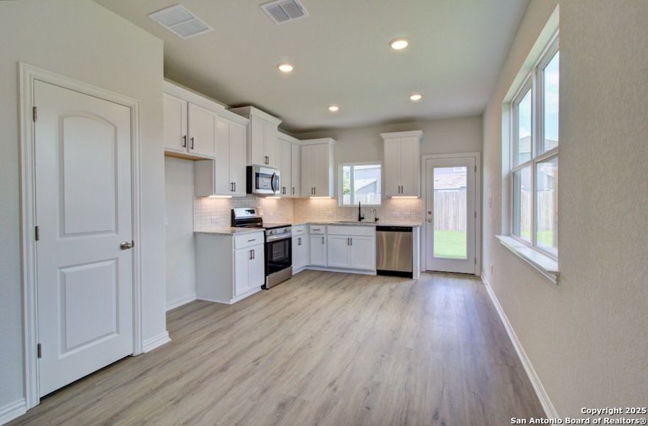Spacious, unfurnished interior of a new home in Casinas at Gruene, New Braunfels (Image 6).