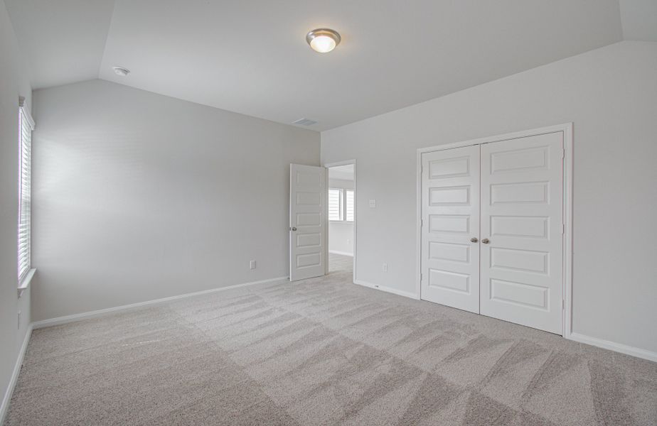 Spacious, unfurnished interior of a new home in Aldine Pines, Houston (Image 40).