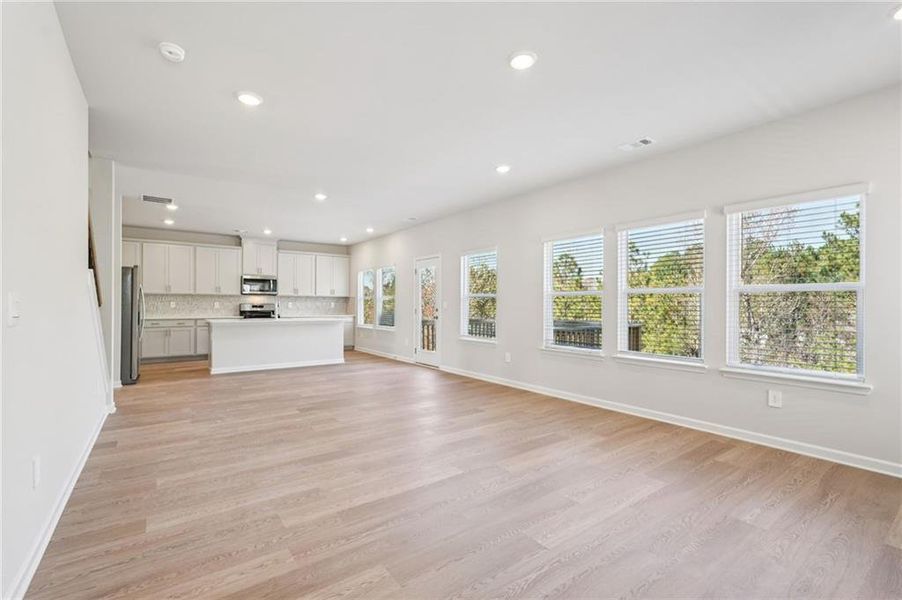 Spacious, unfurnished interior of a new home in Ivey Township, Dallas (Image 26).