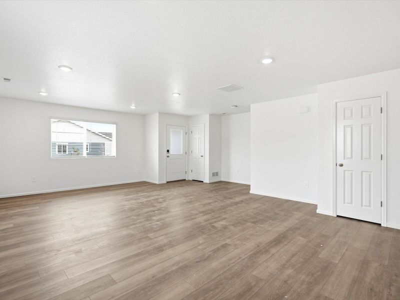 Spacious, unfurnished interior of a new home in Skyview at High Point, Aurora (Image 10).