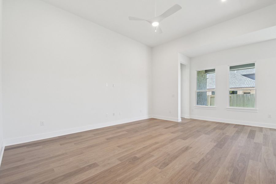 Spacious, unfurnished interior of a new home in Persimmon, Buda (Image 17).