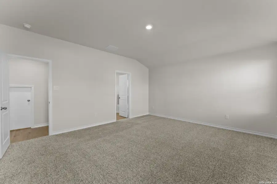 Spacious, unfurnished interior of a new home in Laurel Vistas, San Antonio (Image 34).