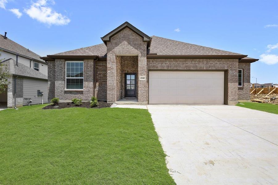 Exterior details and patio area of a home in Rocky Creek Crossing, Fort Worth (Image 1).