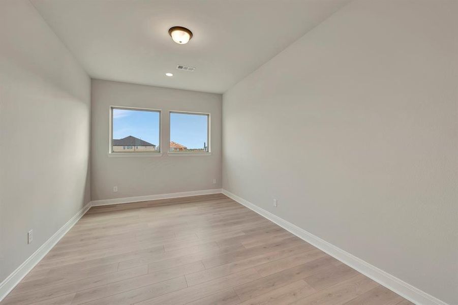 Spacious, unfurnished interior of a new home in Myrtle Creek, Waxahachie (Image 15).