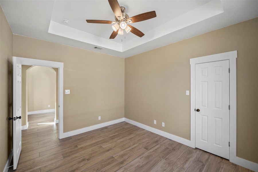 Spacious, unfurnished interior of a new home in , Hempstead (Image 27).