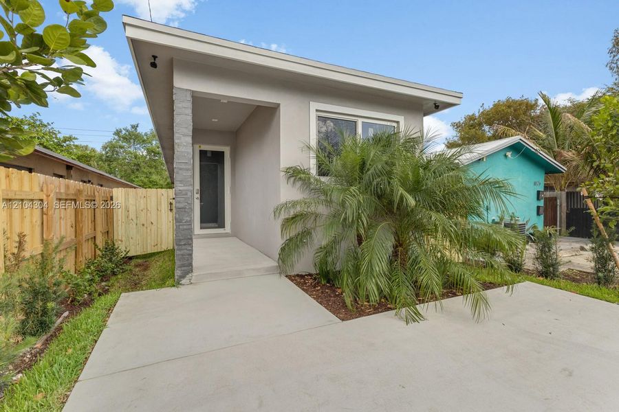 Exterior details and patio area of a home in , Fort Lauderdale (Image 30).