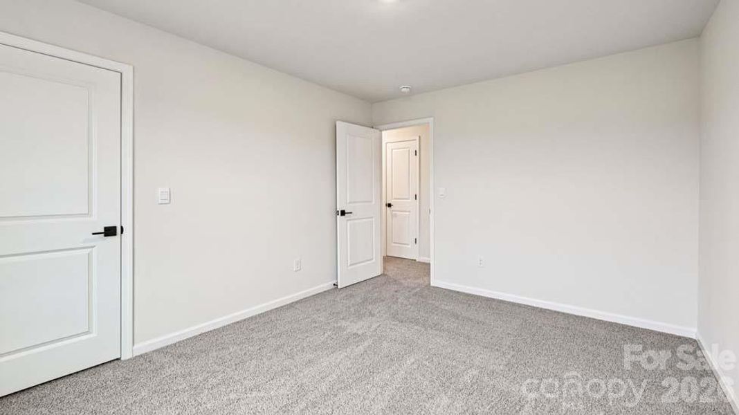 Spacious, unfurnished interior of a new home in Sylvan Creek, Denver (Image 27).