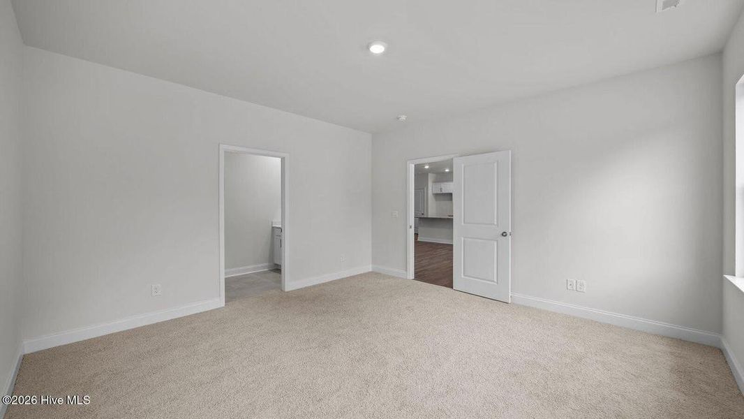 Spacious, unfurnished interior of a new home in Villa Grande, Winterville (Image 25).
