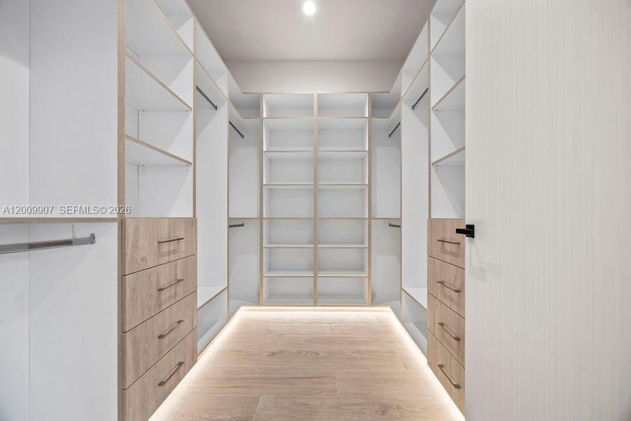 Spacious, unfurnished interior of a new home in , Fort Lauderdale (Image 42).