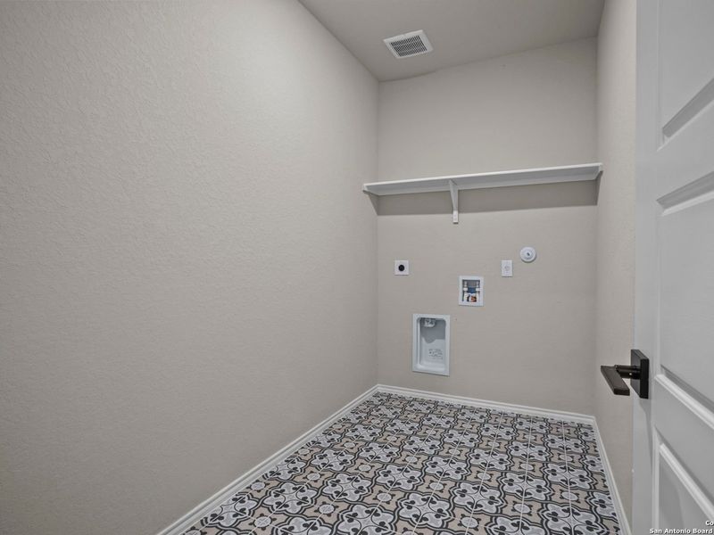 Spacious, unfurnished interior of a new home in Comanche Ridge, San Antonio (Image 28).