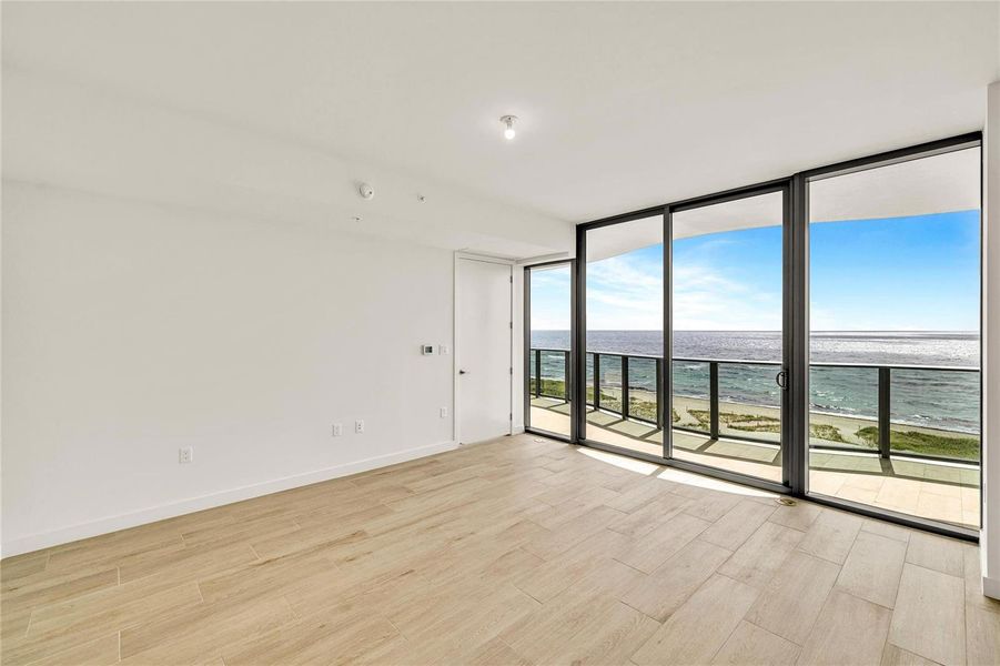 Direct Oceanfront with balcony Direct Oceanfront with balcony