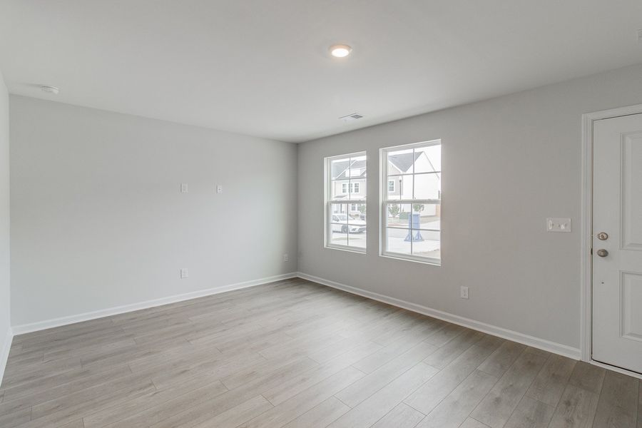 Spacious, unfurnished interior of a new home in Astoria, Columbia (Image 13).