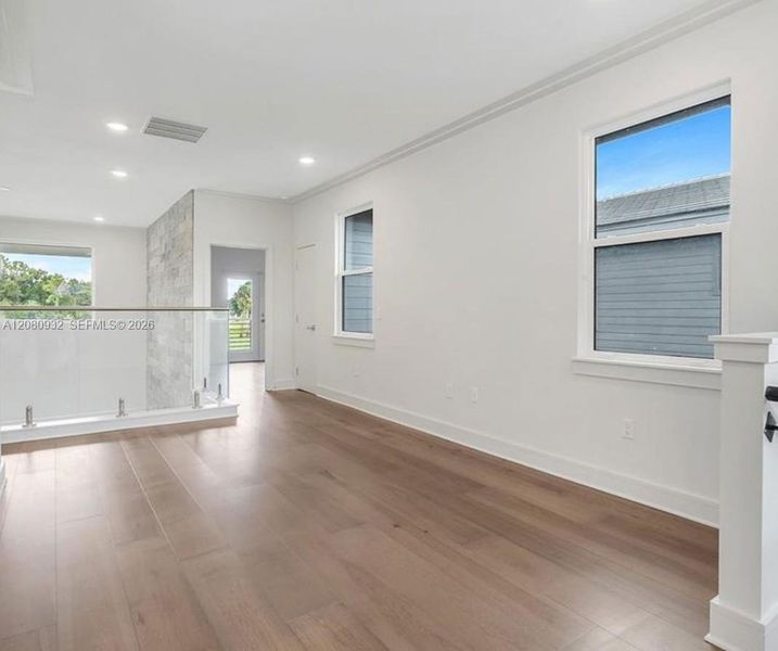 Spacious, unfurnished interior of a new home in , Davenport (Image 17).