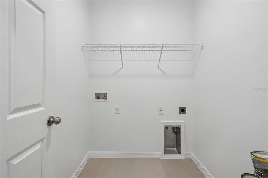 Spacious, unfurnished interior of a new home in Eagletail Landings, Howey-in-the-Hills (Image 14).