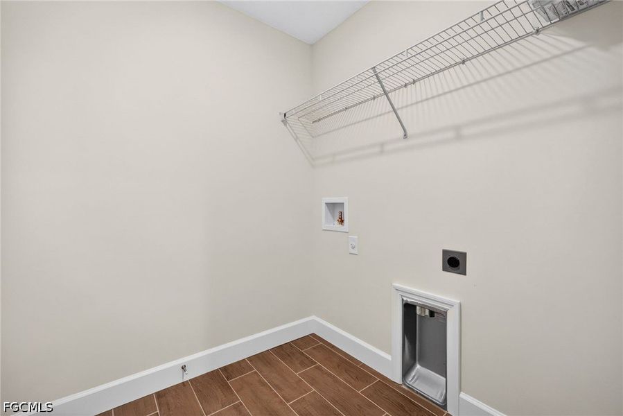Spacious, unfurnished interior of a new home in Cape Coral, Cape Coral (Image 24).