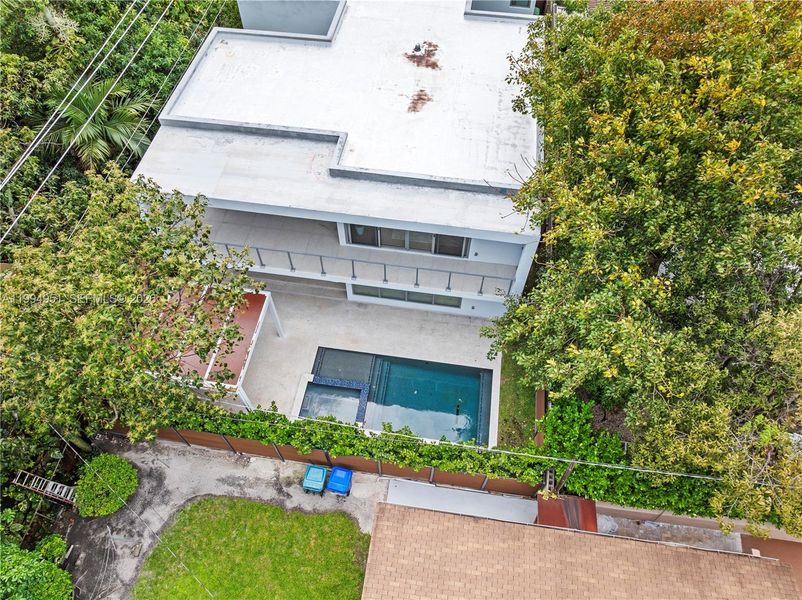 Exterior details and patio area of a home in , Miami (Image 27).