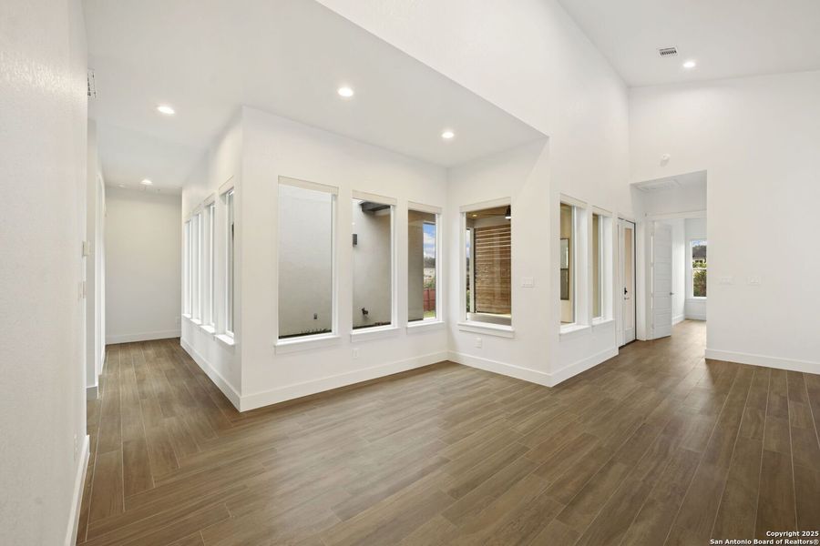 Spacious, unfurnished interior of a new home in , Blanco (Image 24).