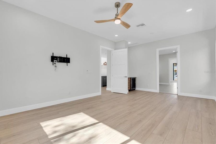 Spacious, unfurnished interior of a new home in , St. Petersburg (Image 33).