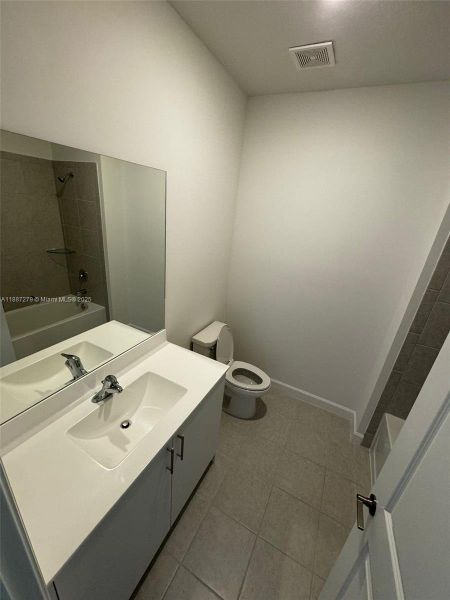 Furnished interior view inside a new home in , Pembroke Pines (Image 3).