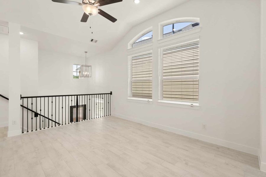 Spacious, unfurnished interior of a new home in Sienna, Missouri City (Image 9).
