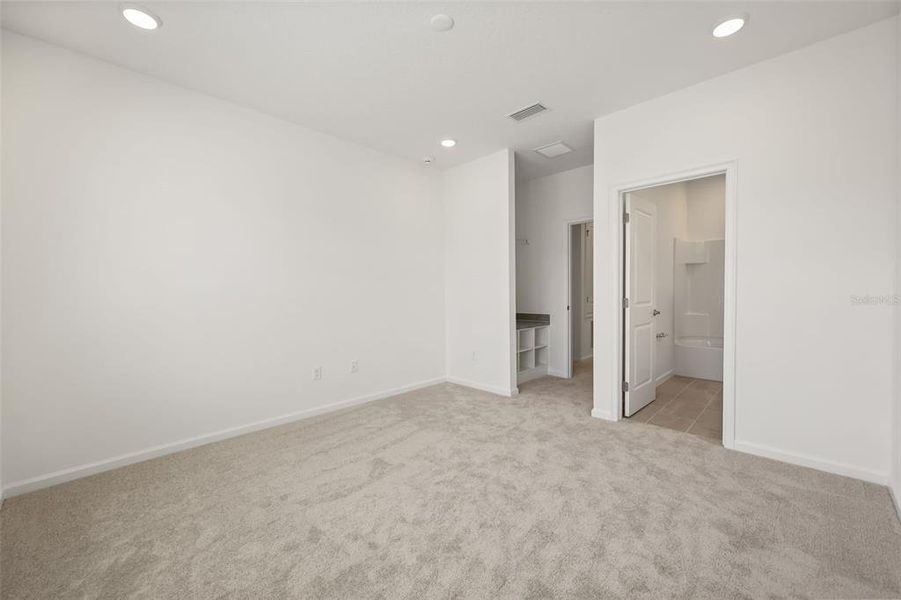 Spacious, unfurnished interior of a new home in , Orlando (Image 34).