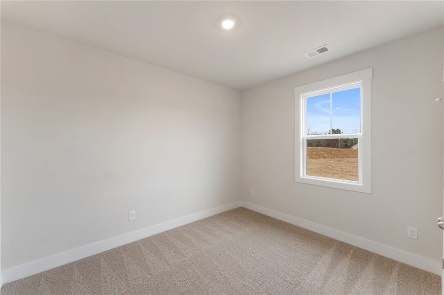 Spacious, unfurnished interior of a new home in Eagle Creek, Central (Image 24).