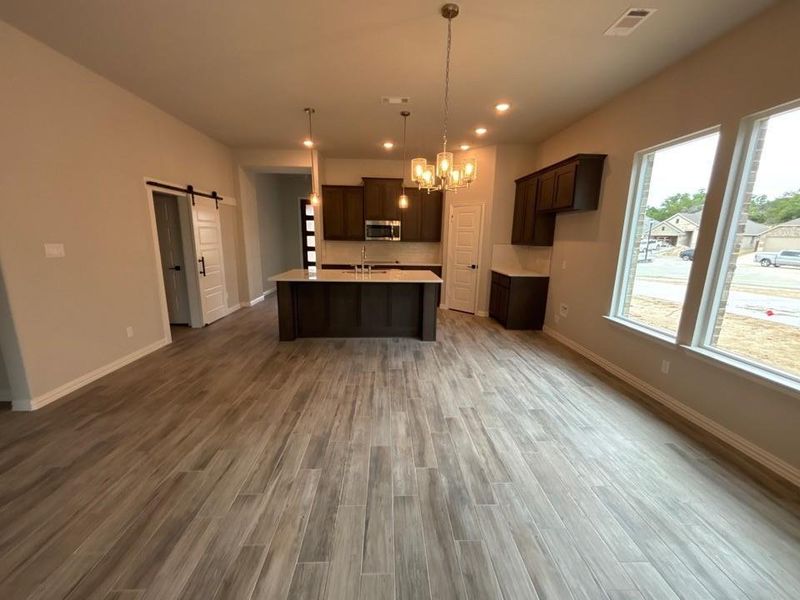 Spacious, unfurnished interior of a new home in Waterford Park, Weatherford (Image 14).