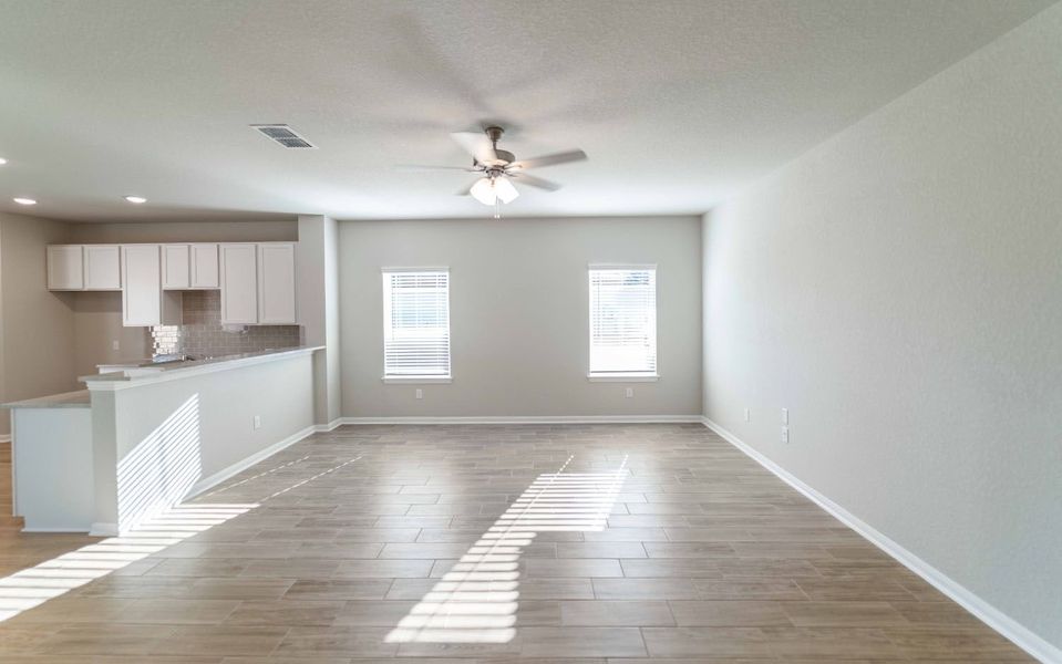 Spacious, unfurnished interior of a new home in Swenson Heights, Seguin (Image 8).