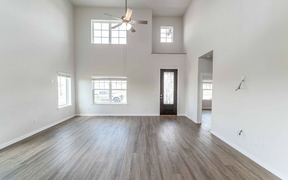 Spacious, unfurnished interior of a new home in Solterra, Mesquite (Image 9).